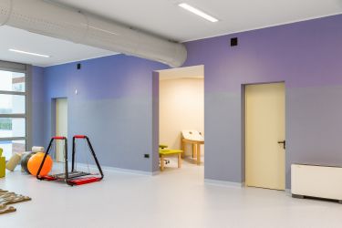 Rehabilitations-Turnhalle mit violetter Wand