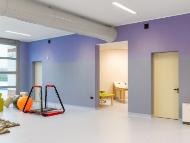 [Translate to Deutsch:] Rehabilitations-Turnhalle mit violetter Wand