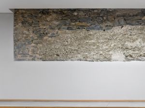 Freigelegtes Steinmauerwerk in Innenraum integriert